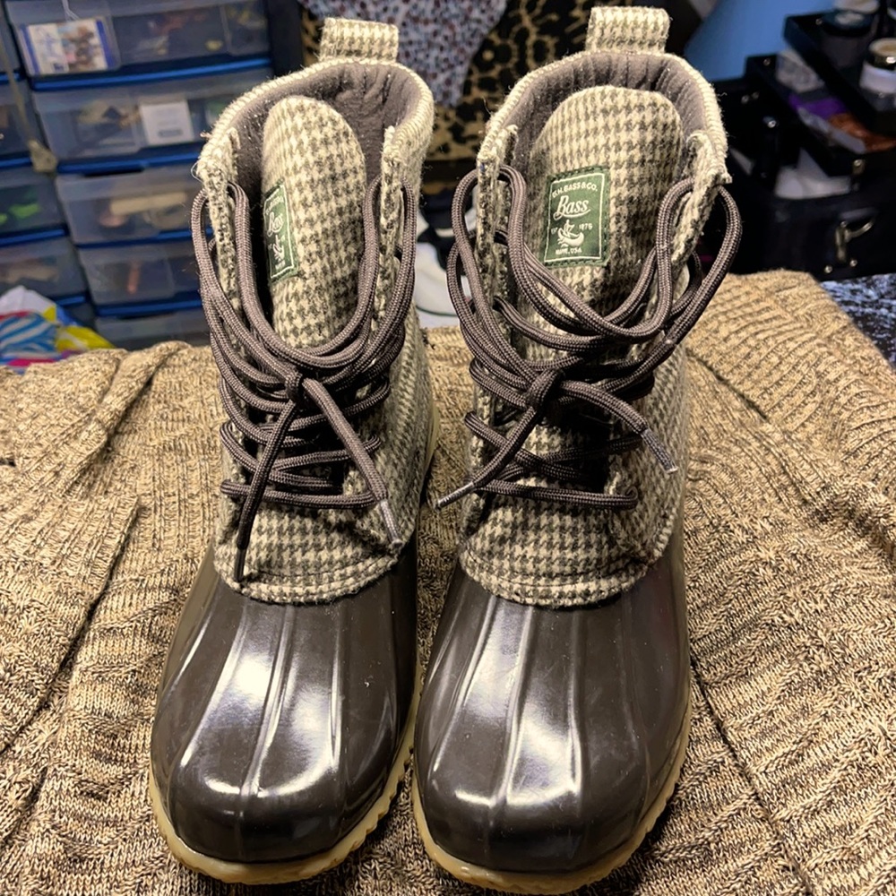 Bass, size 7, color: brown, tan, and green detailing
